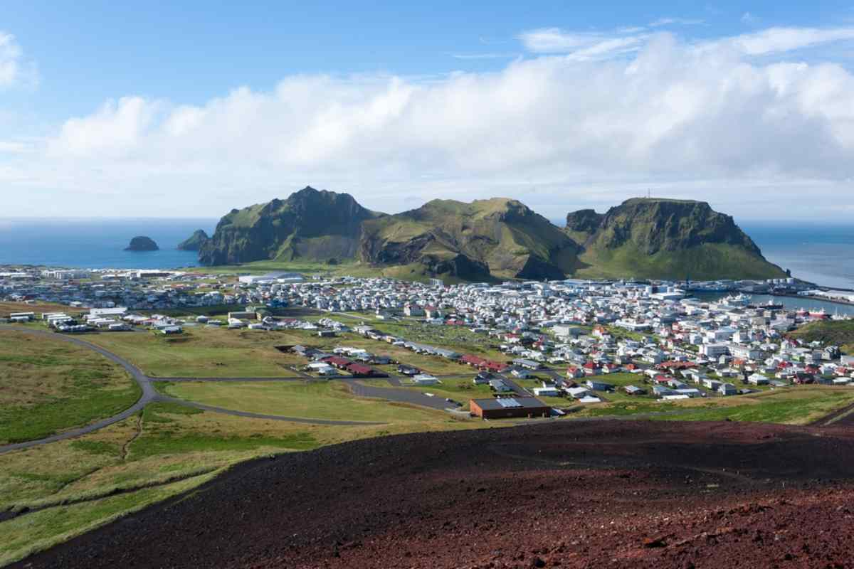 Vue drone du charmant village islandais de Heimaey dans les îles Vestmann.