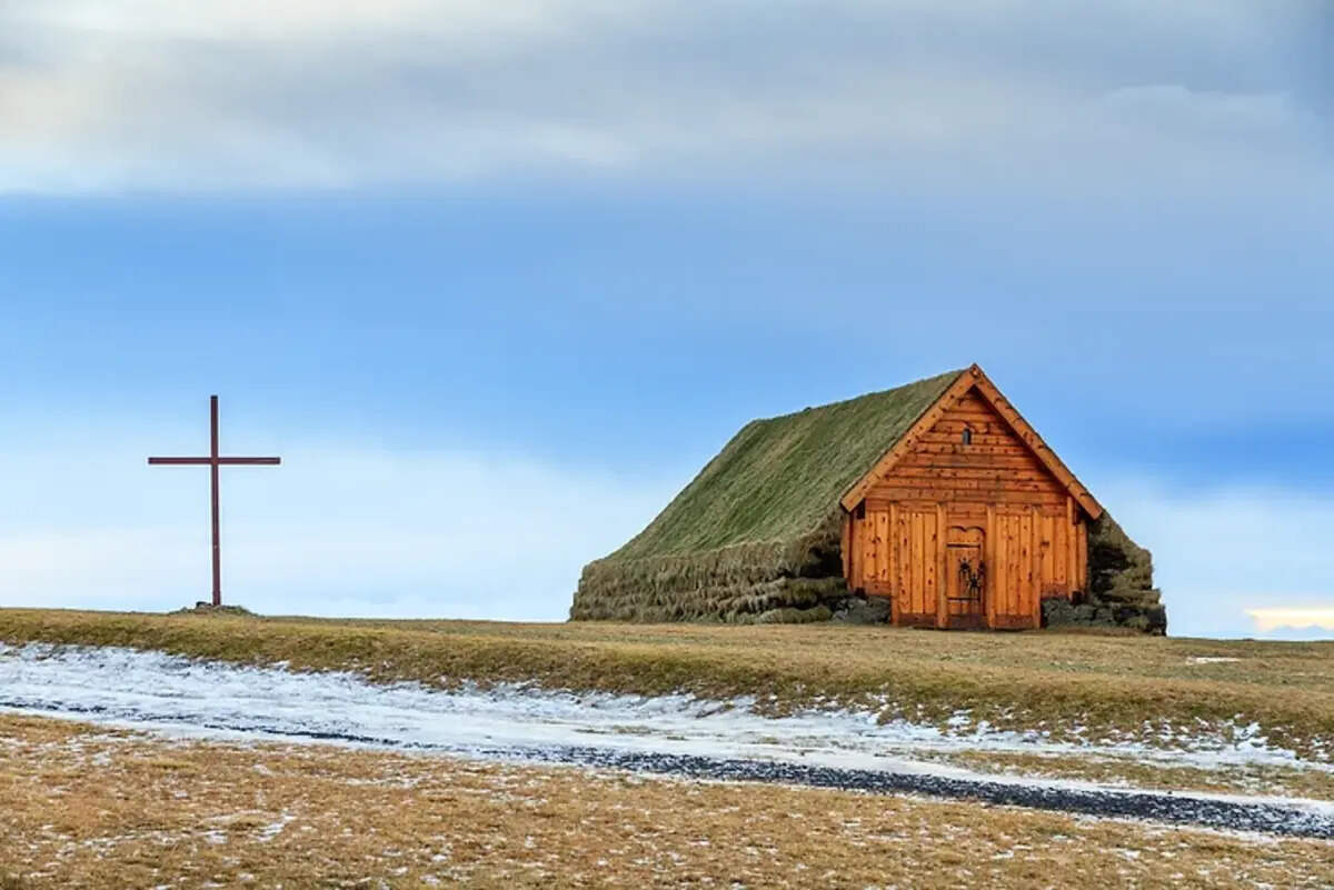 Chiesa in legno con tetto di torba a Skálholt, simbolo della tradizione islandese.
