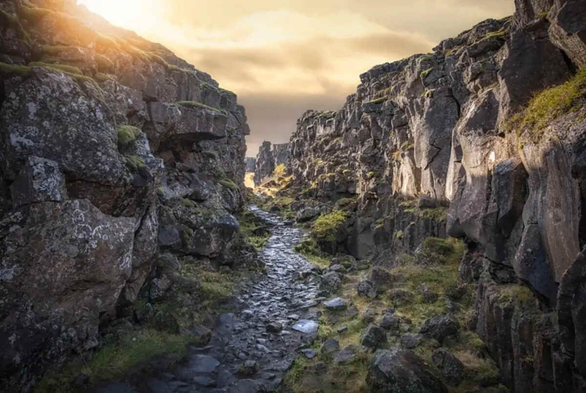 Sentiero tra scogliere rocciose al Parco Nazionale di Thingvellir in Islanda.