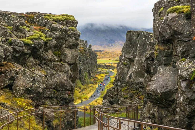 Paesaggio spettacolare del Parco Nazionale Þingvellir in Islanda, dove si incontrano le placche tettoniche eurasiatica e nordamericana. Un luogo unico al mondo per gli amanti della geologia.