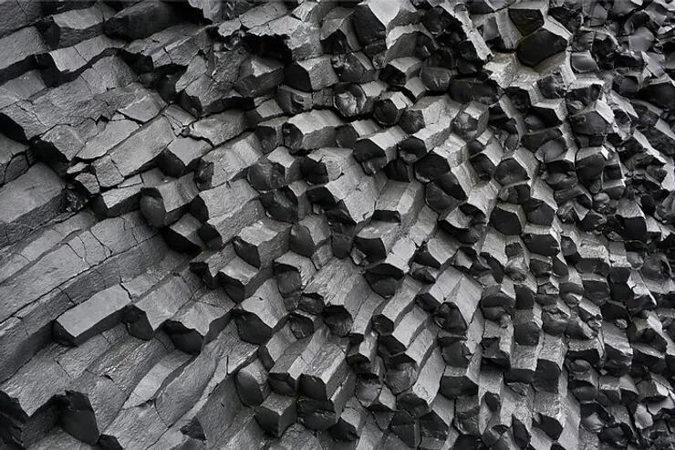 Dettaglio ravvicinato delle colonne basaltiche islandesi, che mostrano la struttura geometrica e i contorni distintivi di queste formazioni vulcaniche iconiche.