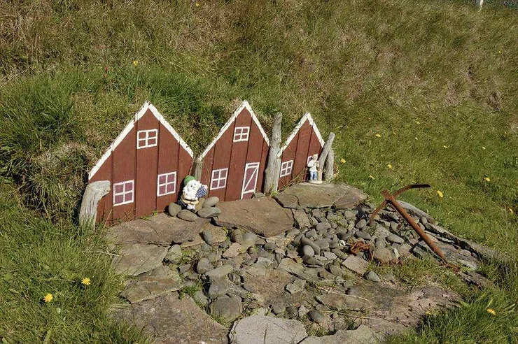 Case degli elfi islandesi, realizzate in legno e immerse nella natura, con un tocco magico e fiabesco.