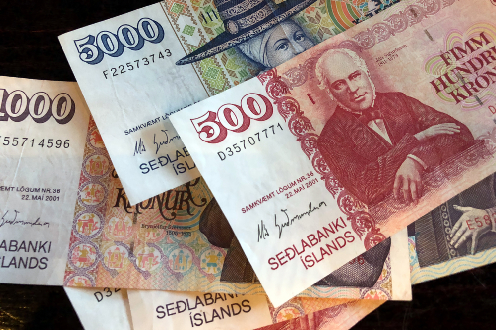 Banconote di corone islandesi (ISK) da 500, 1000 e 5000, valuta ufficiale usata in Islanda per i pagamenti in contanti.