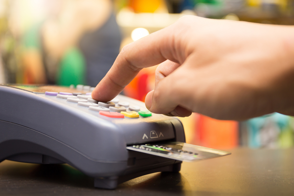 Pagamento con carta tramite POS in Islanda: inserimento del PIN per completare una transazione elettronica in sicurezza.