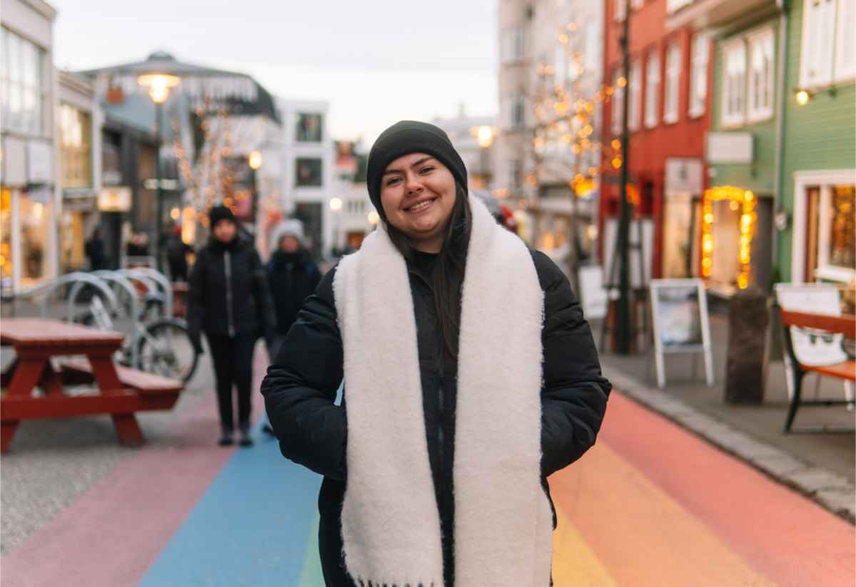 Bella viaggiatrice solitaria che si gode le strade di Reykjavik