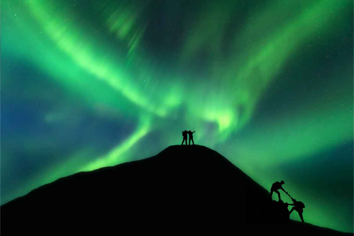 Gruppo di viaggiatori che si godono i loro tour guidati dell'aurora boreale