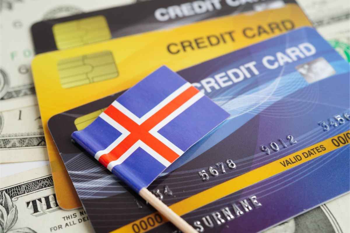 Tre diversi tipi di carte di credito con una bandiera dell'Islanda sopra