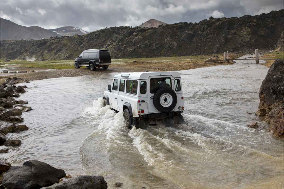 Auto 4x4 bianca che guada i fiumi in Islanda