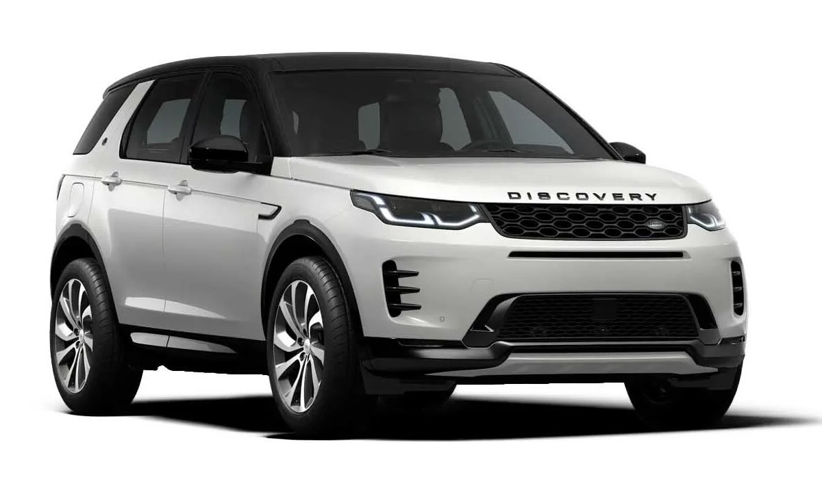 Land Rover Discovery Sport bianco, SUV 4x4 con cambio automatico, GPS, retrocamera e sedili riscaldati, ideale per 5 passeggeri in Islanda.
